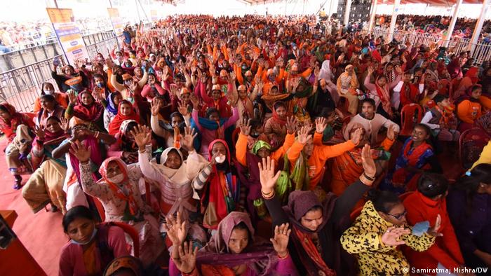 यूपी में क्या एक बार फिर मंडल बनाम कमंडल की राजनीति लौट रही है