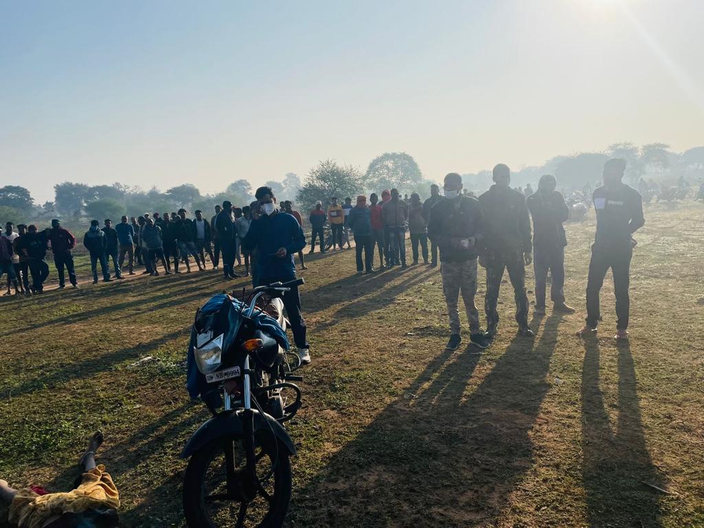 पत्नी की हत्या कर फांसी पर झूला