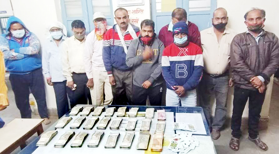  जुआ फड़ में दबिश, दर्जनों में दस हाथ लगे,