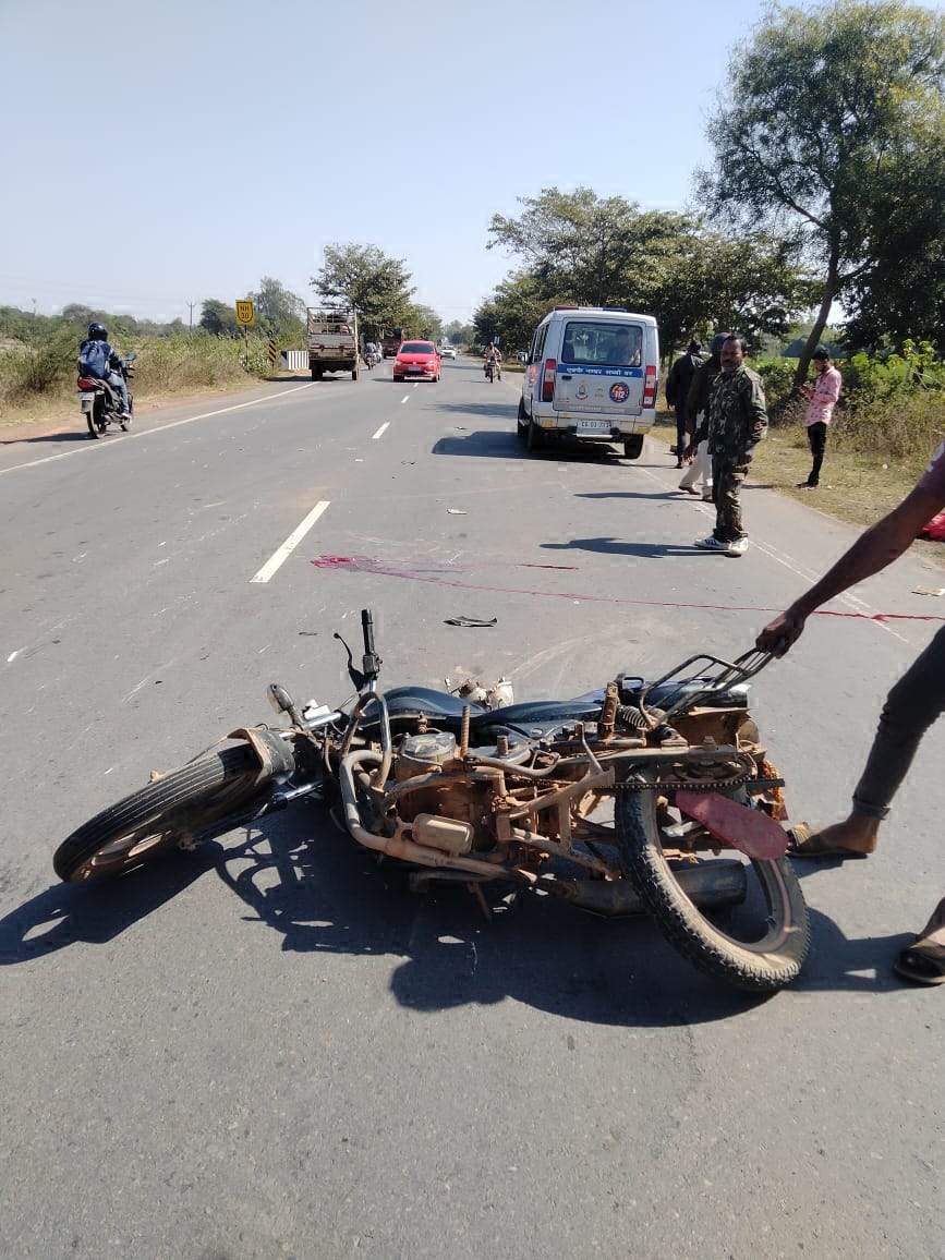 पिकअप की ठोकर से पत्नी की मौत, पति घायल, ड्राइवर फरार