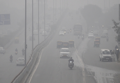 दिल्ली में छाया घना कोहरा, कड़ाके की ठंड जारी