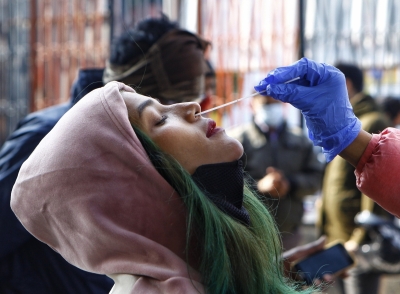 देश में कोरोना मामलों में कमी, 2.55 लाख नए केस, पॉजिटिविटी रेट 15.5 प्रतिशत