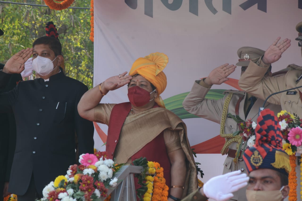 रायपुर में राज्यपाल उइके ने किया ध्वजारोहण