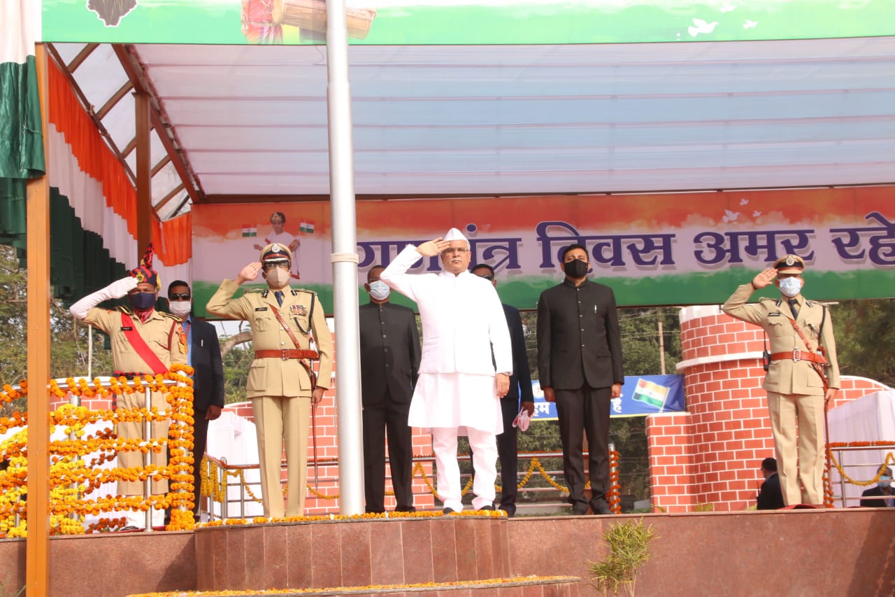 सीएम बघेल ने जगदलपुर में किया ध्वजारोहण, ली सलामी