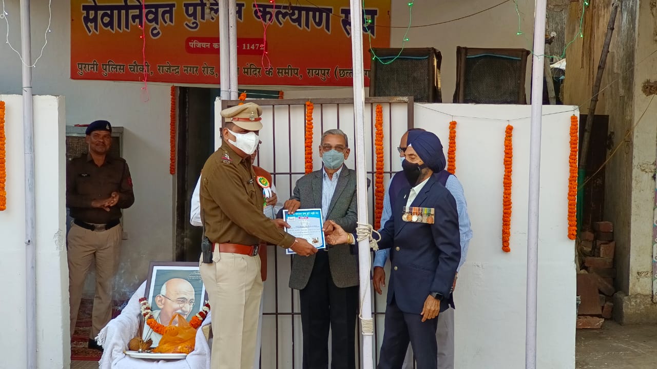 गणतंत्र दिवस के मौके पर टीआई और सेवानिवृत्त अधिकारियों का सम्मान