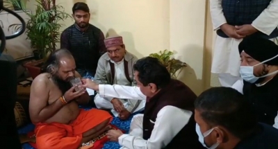 मिर्ची बाबा को गंगाजल व गौमूत्र पिलाकर कमल नाथ ने अनशन तुड़वाया