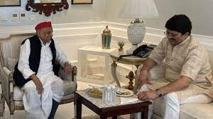 समाजवादी पार्टी ने राजा भैया के ख़िलाफ़ 20 साल बाद उतारा उम्मीदवार