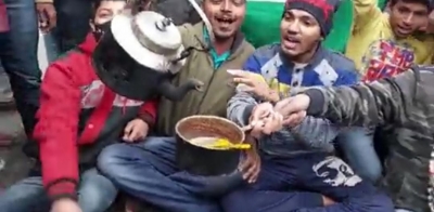 बिहार बंद में दिखा अनोखा विरोध, घोड़े पर सवार होकर निकला राजद कार्यकर्ता, छात्रों ने सड़कों पर बेची चाय बिहार बंद में दिखा अनोखा विरोध, घोड़े पर सवार होकर निकला राजद कार्यकर्ता, छात्रों ने सड़कों पर बेची चाय