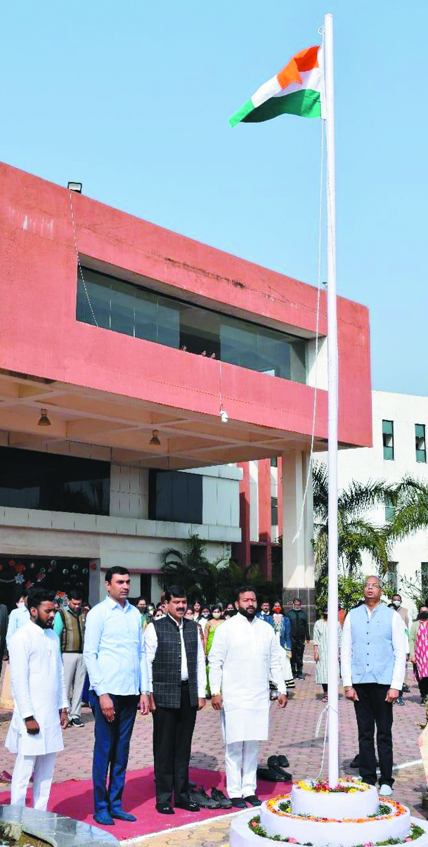 कृति ग्रुप ऑफ इंस्टीट्यूशंस में ध्वजारोहण