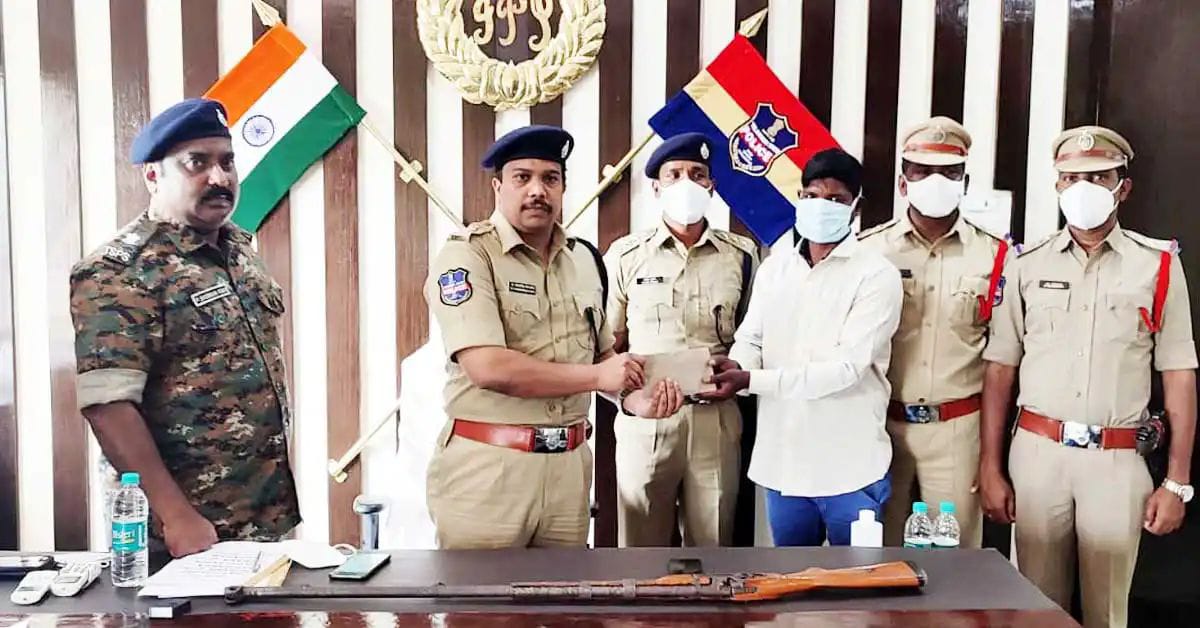 सुकमा के नक्सली हिड़मा ने तेलंगाना में किया समर्पण, रायफल भी सौंपा सुकमा के नक्सली हिड़मा ने तेलंगाना में किया समर्पण, रायफल भी सौंपा