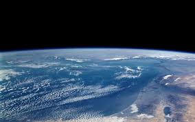 पृथ्वी की अतल गहराई की बनावट कैसी है?