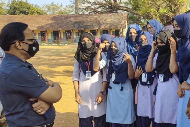 कनक तिवारी लिखते हैं- कोड का अरमान बनाम कौम का फरमान