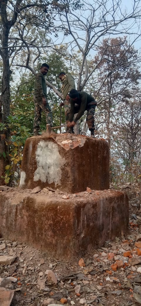 भुजारी के जंगल में जवानों ने तोड़ा नक्सल स्मारक
