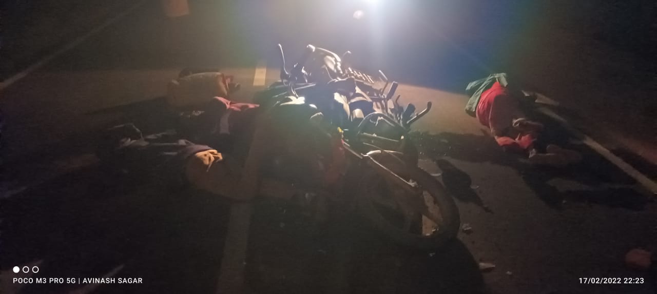 एक बाईक पर सवार चारों को मार भाग गई गाड़ी.. 