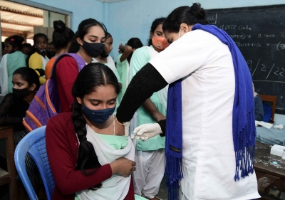 भारत ने दोनों खुराकों के साथ 80 प्रतिशत से अधिक योग्य आबादी का टीकाकरण किया