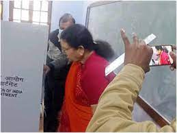 मतदान केंद्र पर फ़ोटो और वीडियो बनाने पर कानपुर की मेयर पर FIR