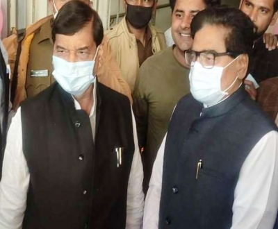 तीसरे चरण का चुनाव : रामगोपाल शिवपाल दिखे साथ, मुलायम कुनबा ने दिया एकता का संदेश