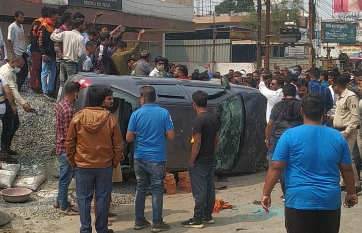  स्टेयरिंग में चढ़ गया पालतू कुत्ता, मजदूरों को रौंदते हुए पलटी, महिला की मौत, 8 घायल