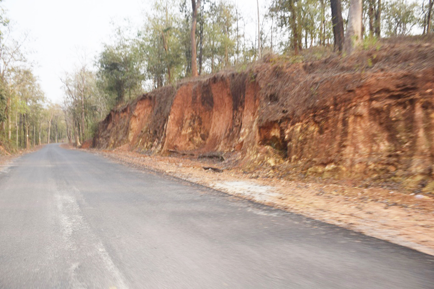 जवानों के खून मिली मिट्टी पर 12 किमी डामर सडक़