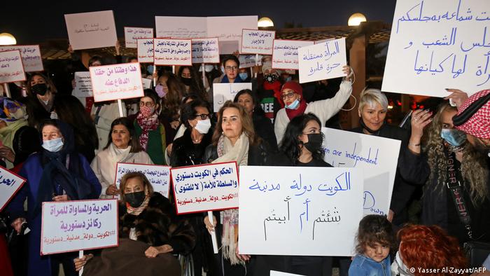 कुवैत में योग को लेकर मौलवियों से भिड़तीं महिलाएं