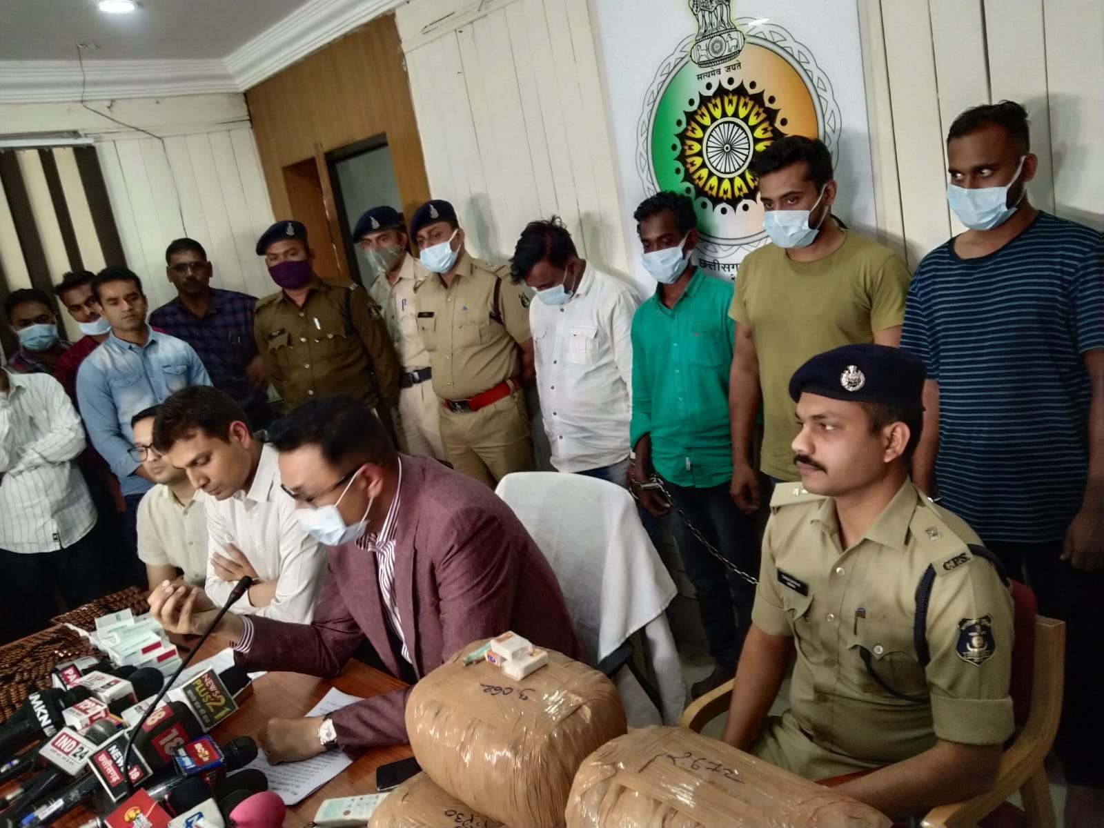 ब्रॉउन शुगर, प्रतिबंधित नशीली टेबलेट, गांजा एवं चरस के साथ 2 अंतर्राज्यीय तस्कर समेत  4 गिरफ्तार, कार जब्त