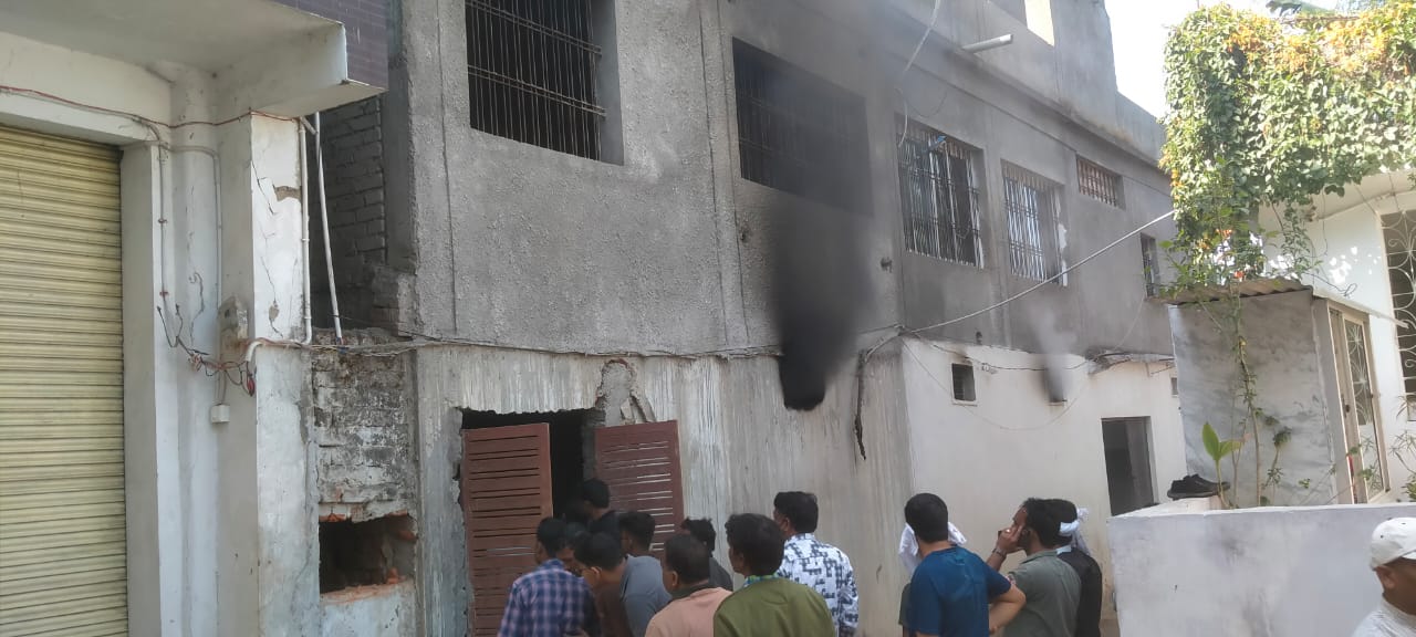 खालसा ट्रेडिंग कंपनी में लगी आग, लाखों का नुकसान