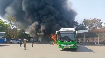सिकंदराबाद में चार्जिग के दौरान टीएसआरटीसी की बस में लगी आग सिकंदराबाद में चार्जिग के दौरान टीएसआरटीसी की बस में लगी आग