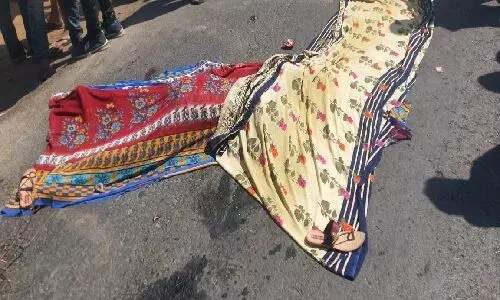 ट्रेलर की ठोकर से आंगनबाड़ी कार्यकर्ता की मौत, एक गंभीर