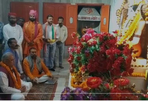 मुख्यमंत्री भूपेश बघेल ने गोरखनाथ मंदिर में गुरु गोरखनाथ का दर्शन कर लोकमंगल की कामना की