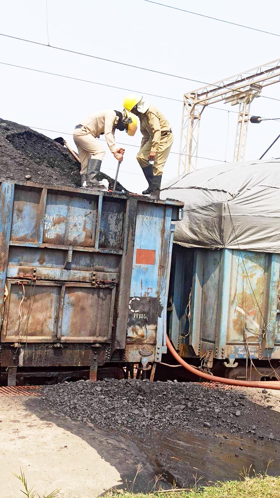 विशाखापट्टनम से नागपुर जा रही मालगाड़ी के डिब्बे में लगी आग, काबू