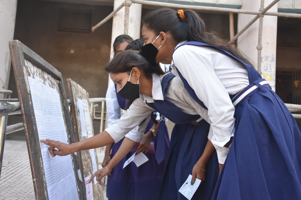 12वीं बोर्ड परीक्षाएं कोरोना प्रोटोकॉल के दायरे में शुरू