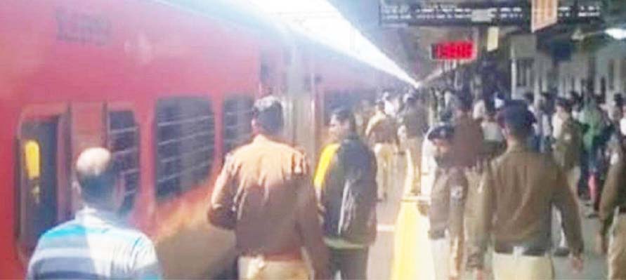 शंकराचार्य कॉलेज के छात्रों का नशे में  ट्रेन में हंगामा