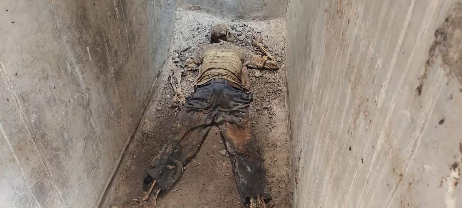 सेप्टिक टैंक से लाश निकालने बनानी पड़ी सुरंग,