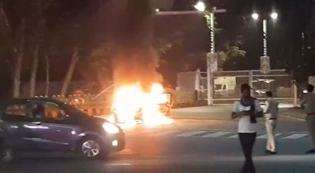 देखें VIDEO : सीएम हाऊस के पास चलती कार में आग, कोई हताहत नहीं