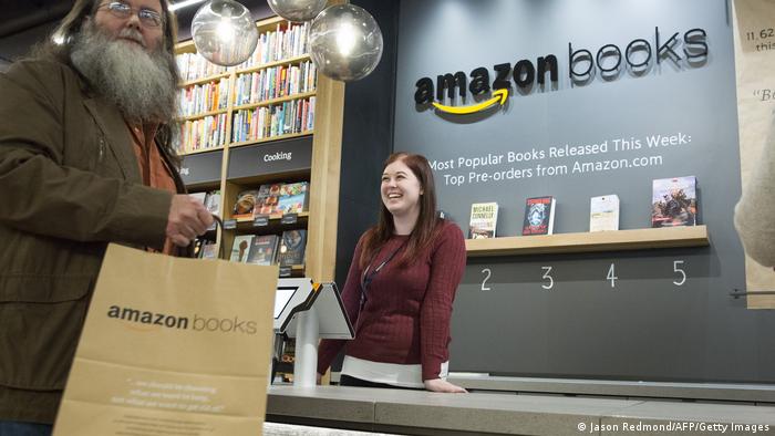 कितनों को दीवालिया करने के बाद एमेजॉन बंद करेगी किताबों की दुकान