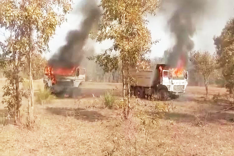   सडक़ निर्माण में लगी 5 गाडिय़ों को नक्सलियों ने फूंका