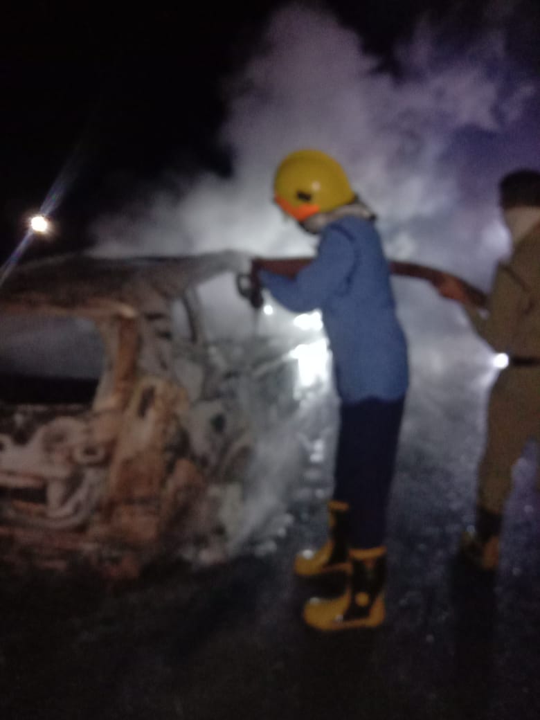 हाईवे पर चलती कार में आग, चालक बचा