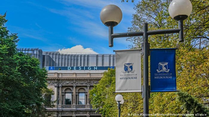 क्या वाकई बुरा है भारतीय छात्रों का पढ़ने विदेश जाना?