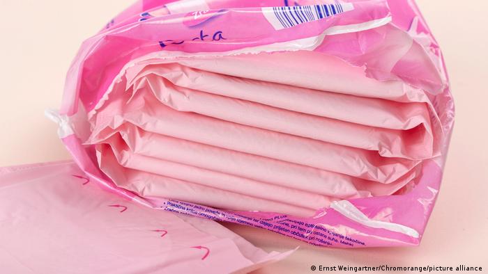 पैड का खर्च न उठा पाने वाली ये महिलाएं माहवारी में कैसे चलाती हैं काम