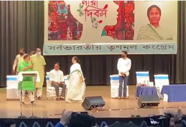 मतभेद की चर्चाओं को झुठलाते हुए TMC की मीटिंग में साथ नजर आए प्रशांत किशोर और ममता बनर्जी