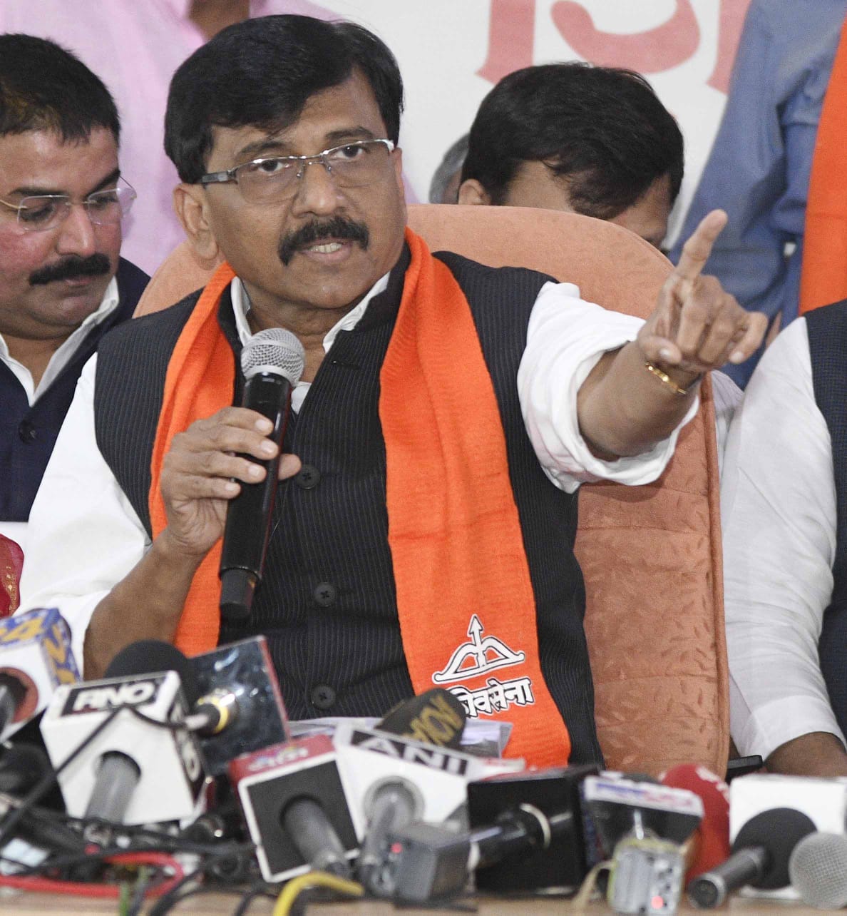 आयकर विभाग के छापों के बाद शिव सेना हुई हमलावर