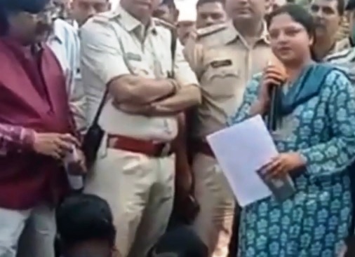 तालापारा हत्याकांड के मुख्य आरोपी को पकड़ने की मांग पर सिविल लाइन थाने का घेराव और चक्का जाम