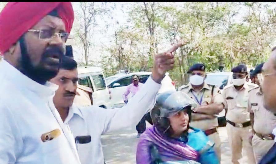 देखें VIDEO :  स्कूटी से आ रहीं विधायक छन्नी साहू को गेट पर रोका, हंगामा