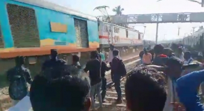 कर्नाटक : सैकड़ों यात्री शताब्दी एक्सप्रेस की चपेट में आने से बचे, एक की मौत कर्नाटक : सैकड़ों यात्री शताब्दी एक्सप्रेस की चपेट में आने से बचे, एक की मौत