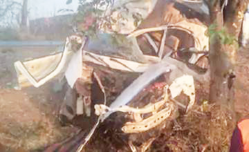 कार पेड़ से टकराई, 3 दोस्तों की मौत, 1 भर्ती