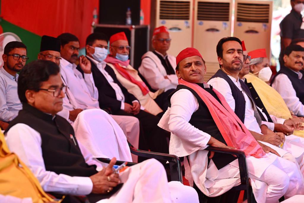 अखिलेश यादव राजनीतिक बिसात पर पिता मुलायम सिंह के सामने कहां?