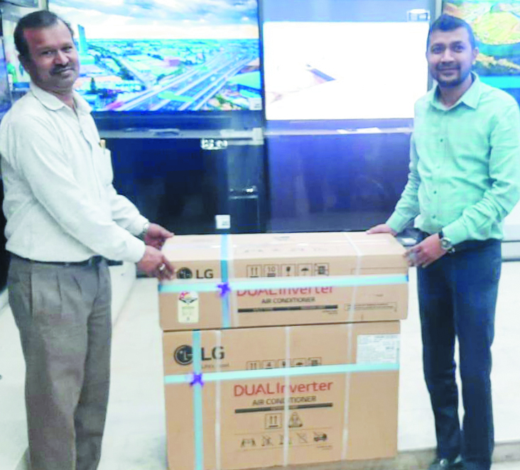 यूनिवर्सल सर्विस में ख्वाइशों से खुशियों तक लक्की ड्रा, टाटीबंध निवासी संजय शर्मा ने जीता एलजी इनवर्टर एसी