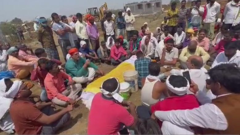 देखें VIDEO : लाश सडक़ पर लेकर बैठे किसान   