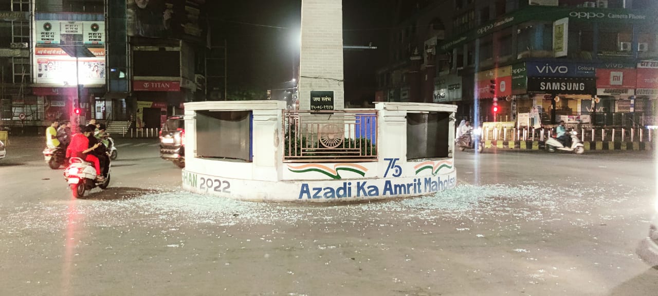 जयस्तंभ चौक पर लगा एल ई डी स्क्रीन तोड़ा, मां बाप को मारने वाले पर था गुस्सा