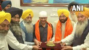 केजरीवाल, मान ने स्वर्ण मंदिर में माथा टेका